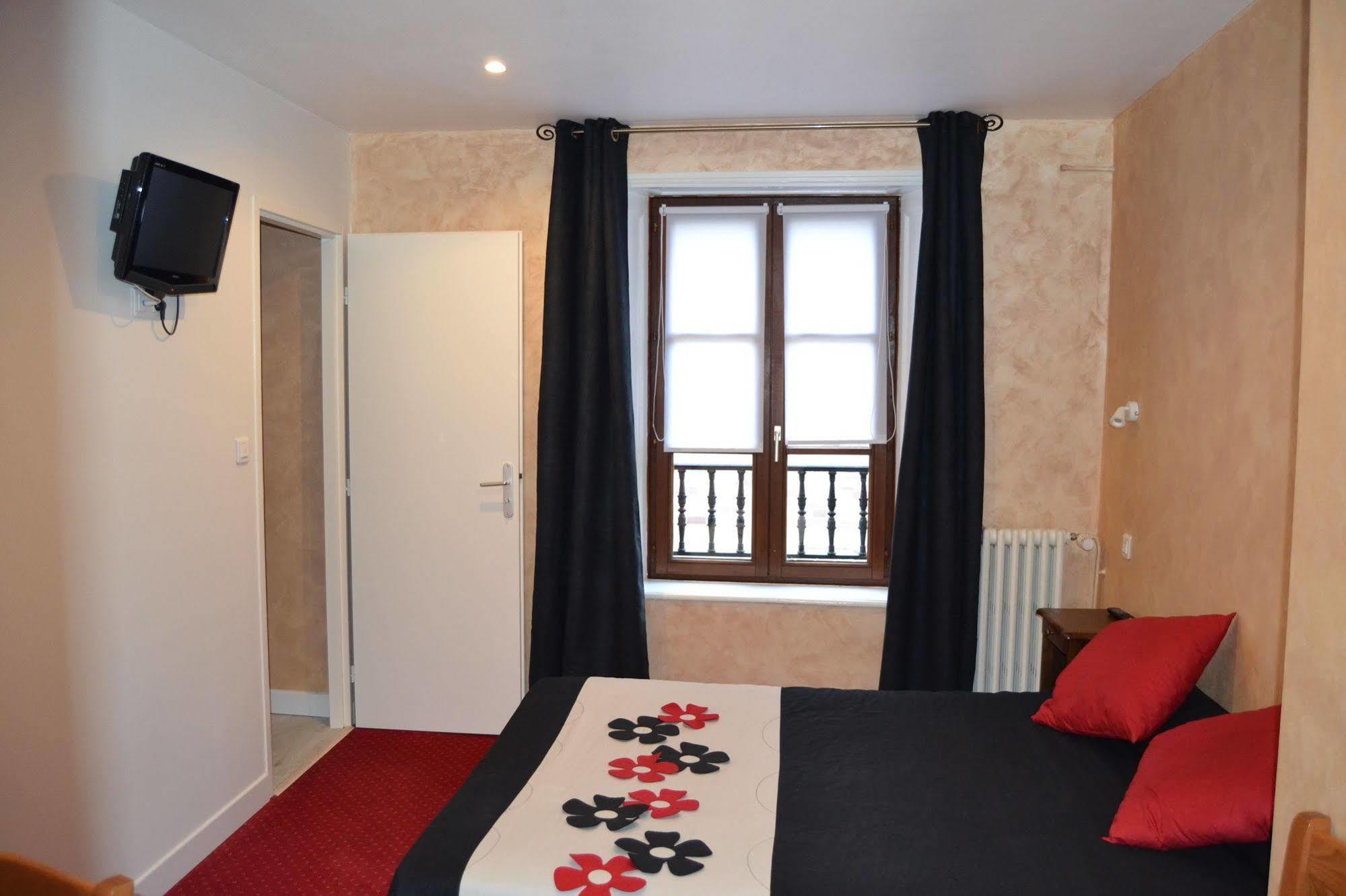 Hotel Du Lion Vert Luxeuil-les-Bains Exterior foto